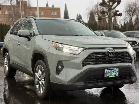 Used 2023 Toyota RAV4 XLE Premium image 7
