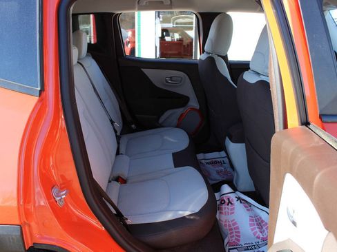 Used 2016 Jeep Renegade Latitude w/ Cold Weather Group FWD image 22