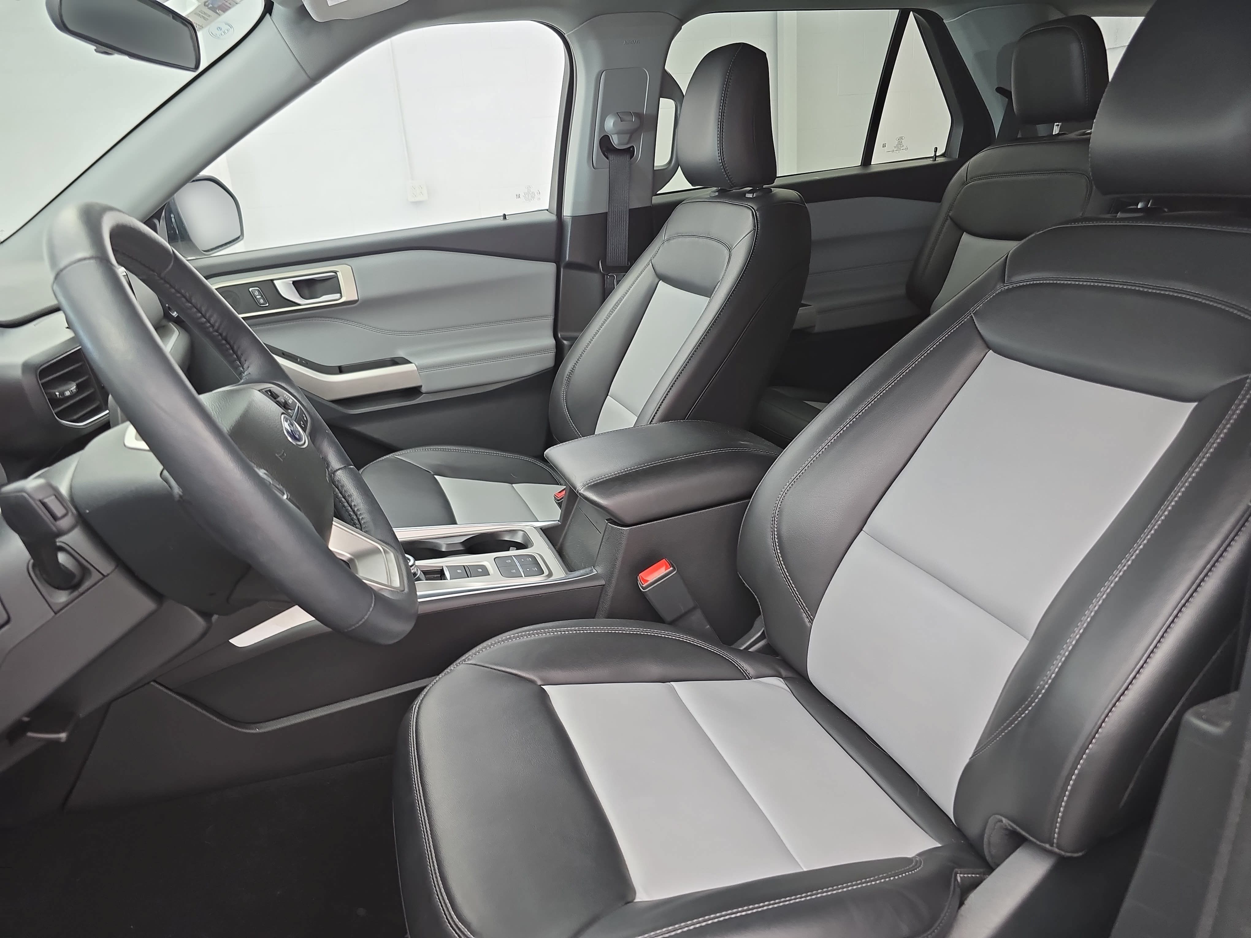 Used 2023 Ford Explorer XLT w/ Equipment Group 202A RWD image 16