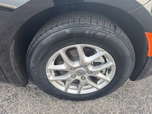 Used 2025 Chrysler Pacifica Select image 13