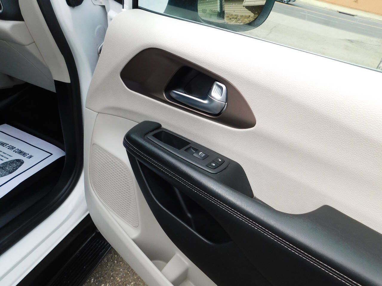 Used 2022 Chrysler Voyager LX FWD image 19