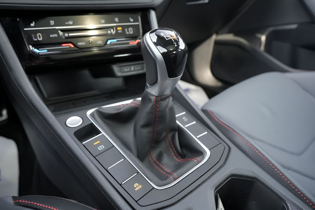Used 2025 Volkswagen Jetta GLI Autobahn FWD image 33