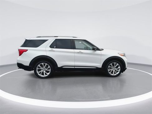 Used 2022 Ford Explorer Platinum w/ Equipment Group 601A image 9