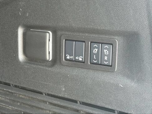 Used 2025 GMC Yukon XL AT4 w/ AT4 Premium Package AWD/4WD image 29