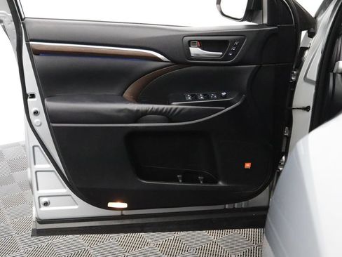 Used 2015 Toyota Highlander Limited w/ Driver Technology Package AWD/4WD image 14