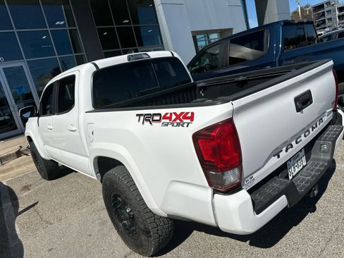 Used 2017 Toyota Tacoma TRD Sport image 4