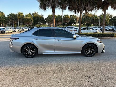 Used 2021 Toyota Camry SE FWD image 4