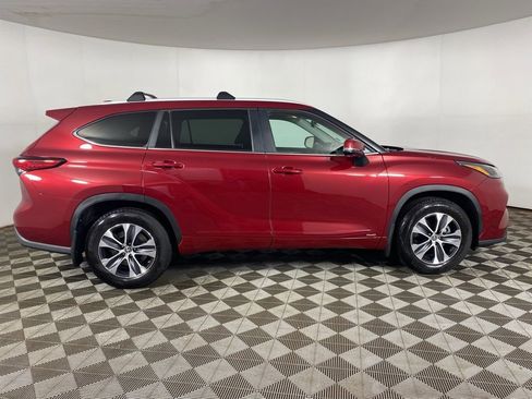 Used 2023 Toyota Highlander XLE AWD/4WD image 8