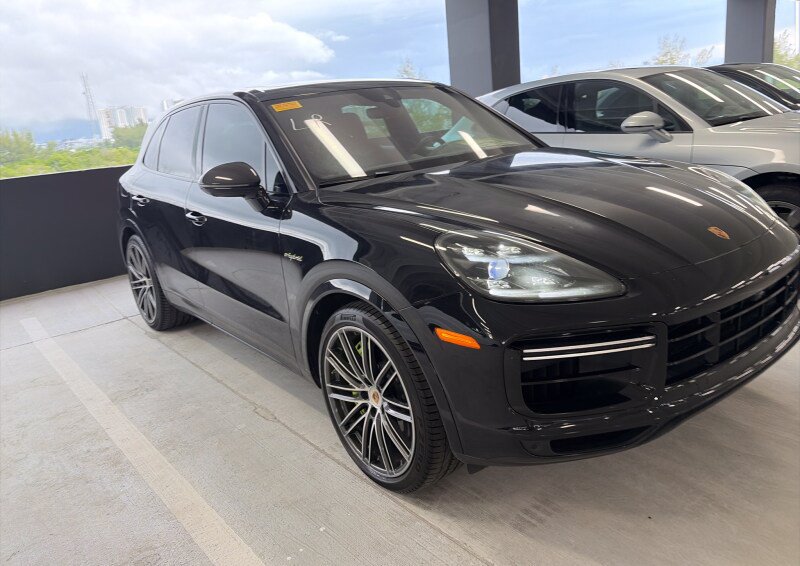 Certified 2020 Porsche Cayenne Turbo S AWD/4WD image 2
