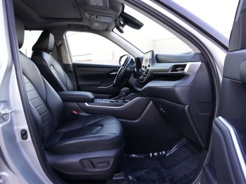 Used 2022 Toyota Highlander XLE image 23