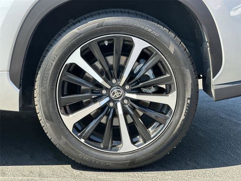 Used 2021 Toyota Highlander XSE FWD image 9