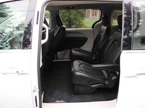 Used 2020 Chrysler Voyager Lxi image 15