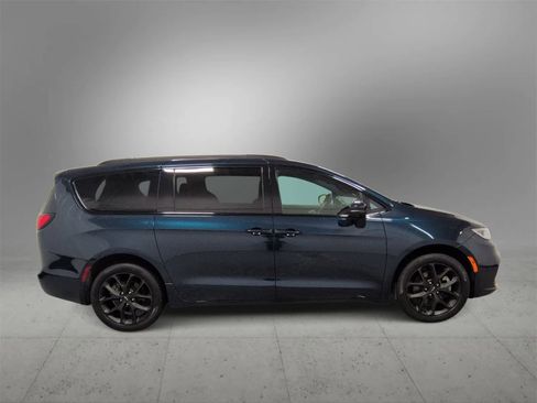 Certified 2023 Chrysler Pacifica Touring-L w/ S Appearance Package image 9