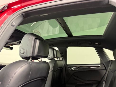 Certified 2023 Porsche Macan AWD/4WD image 19
