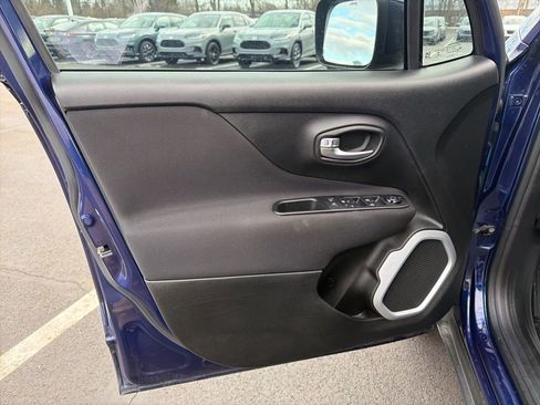 Used 2018 Jeep Renegade Latitude w/ UConnect 8.4 Nav Group image 18