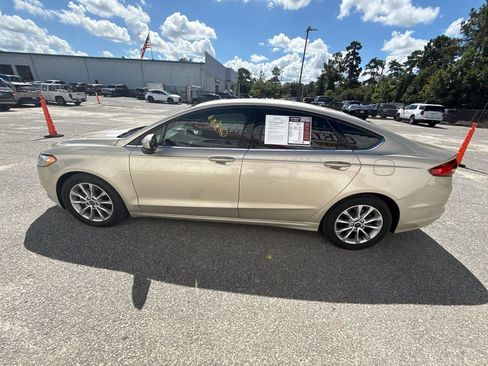 Used 2017 Ford Fusion SE w/ Fusion SE Technology Package FWD image 5
