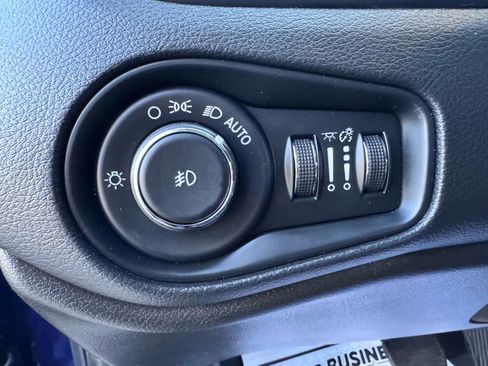 Used 2017 Jeep Renegade Latitude w/ Cold Weather Group image 31