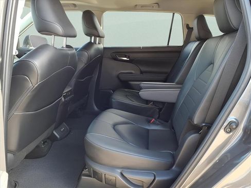 Used 2024 Toyota Highlander XLE image 20