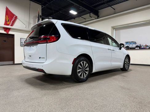 Used 2023 Chrysler Pacifica Touring-L FWD image 5