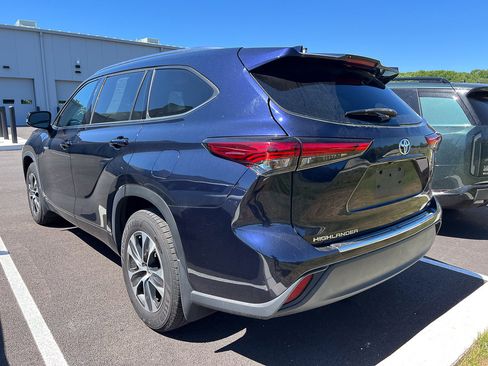 Used 2020 Toyota Highlander XLE AWD/4WD image 2