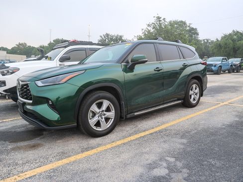 Used 2025 Toyota Highlander LE FWD image 3
