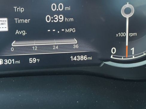 Used 2025 Genesis G70 2.5T image 40