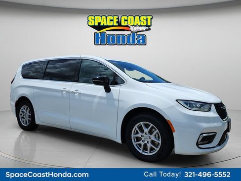 Used 2025 Chrysler Pacifica Select FWD image 1