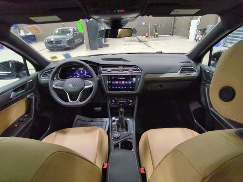 Used 2024 Volkswagen Tiguan SE w/ Panoramic Sunroof Package image 6