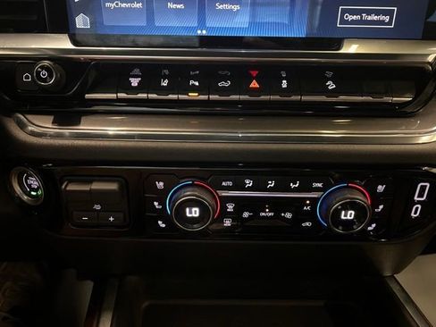 Used 2024 Chevrolet Silverado 2500 High Country w/ High Country Premium Package AWD/4WD image 25