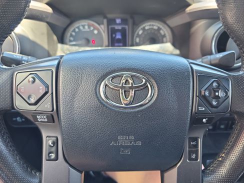 Used 2019 Toyota Tacoma TRD Off-Road w/ Technology Package AWD/4WD image 18