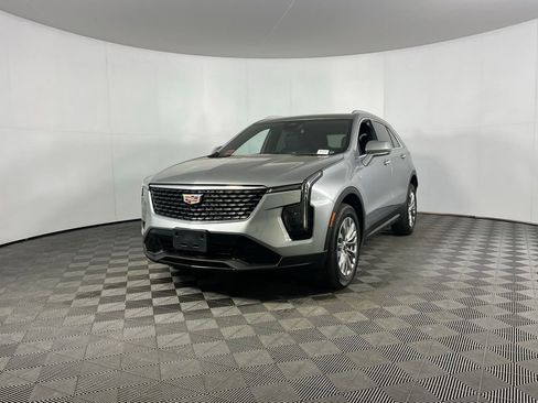 Used 2024 Cadillac XT4 Premium Luxury image 2