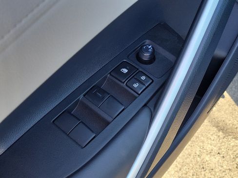 Used 2026 Toyota Corolla Cross LE FWD image 14