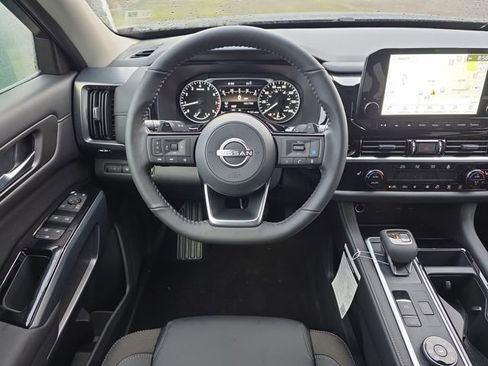 New 2025 Nissan Pathfinder SL image 18