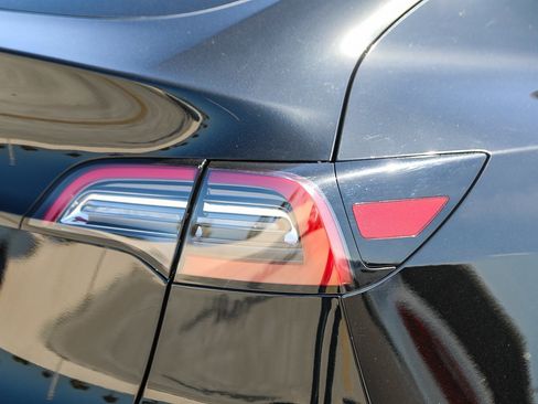 Used 2025 Tesla Model Y Long Range RWD image 9
