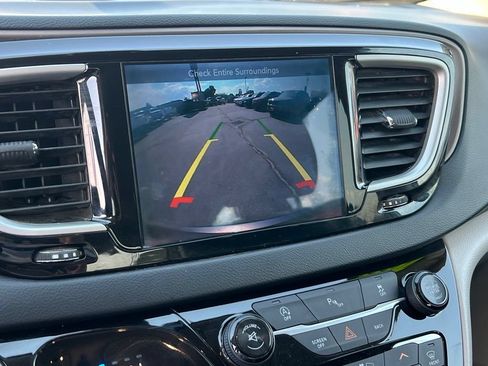 Used 2017 Chrysler Pacifica Touring-L FWD image 32