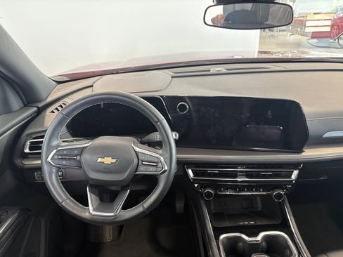Used 2025 Chevrolet Traverse LT FWD image 3