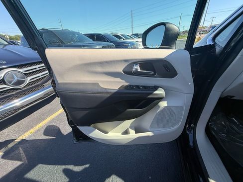 Used 2023 Chrysler Pacifica Touring-L FWD image 11