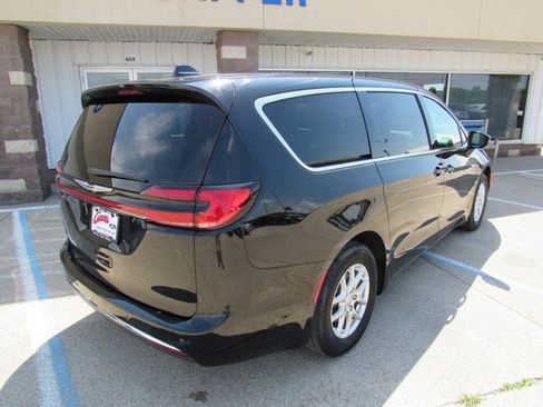 Used 2025 Chrysler Pacifica Select FWD image 5