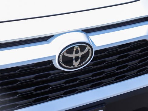 Certified 2022 Toyota RAV4 XLE w/ Convenience Package FWD image 13