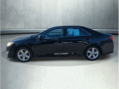 Used 2014 Toyota Camry SE image 2