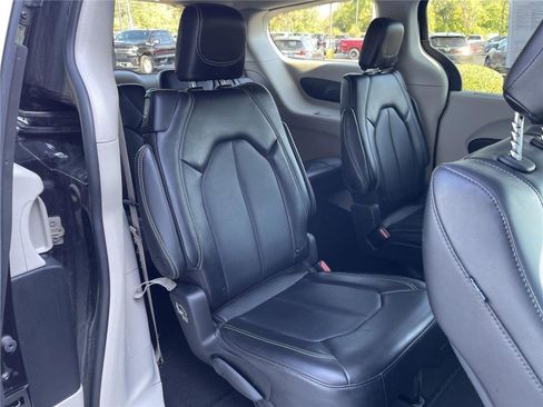 Used 2024 Chrysler Pacifica Touring-L FWD image 34