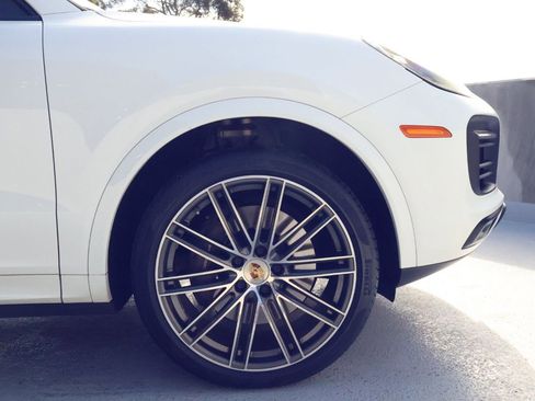 Certified 2023 Porsche Cayenne Platinum Edition image 11