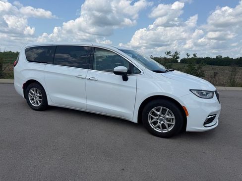 Used 2023 Chrysler Pacifica Touring-L FWD image 2