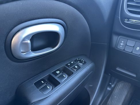 Used 2016 Kia Soul Base image 34