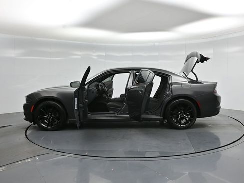 Used 2017 Dodge Charger SE w/ Blacktop Package RWD image 34