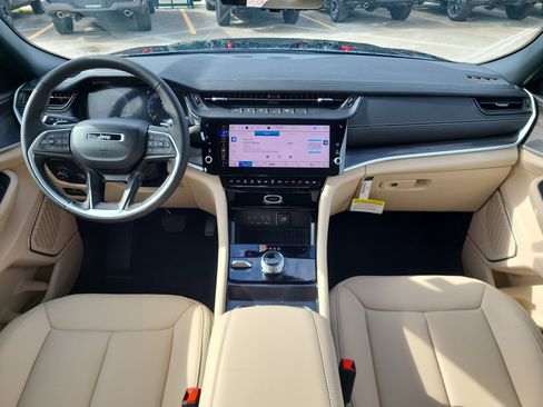 New 2026 Jeep Grand Cherokee Limited w/ Luxury Tech Group II image 8