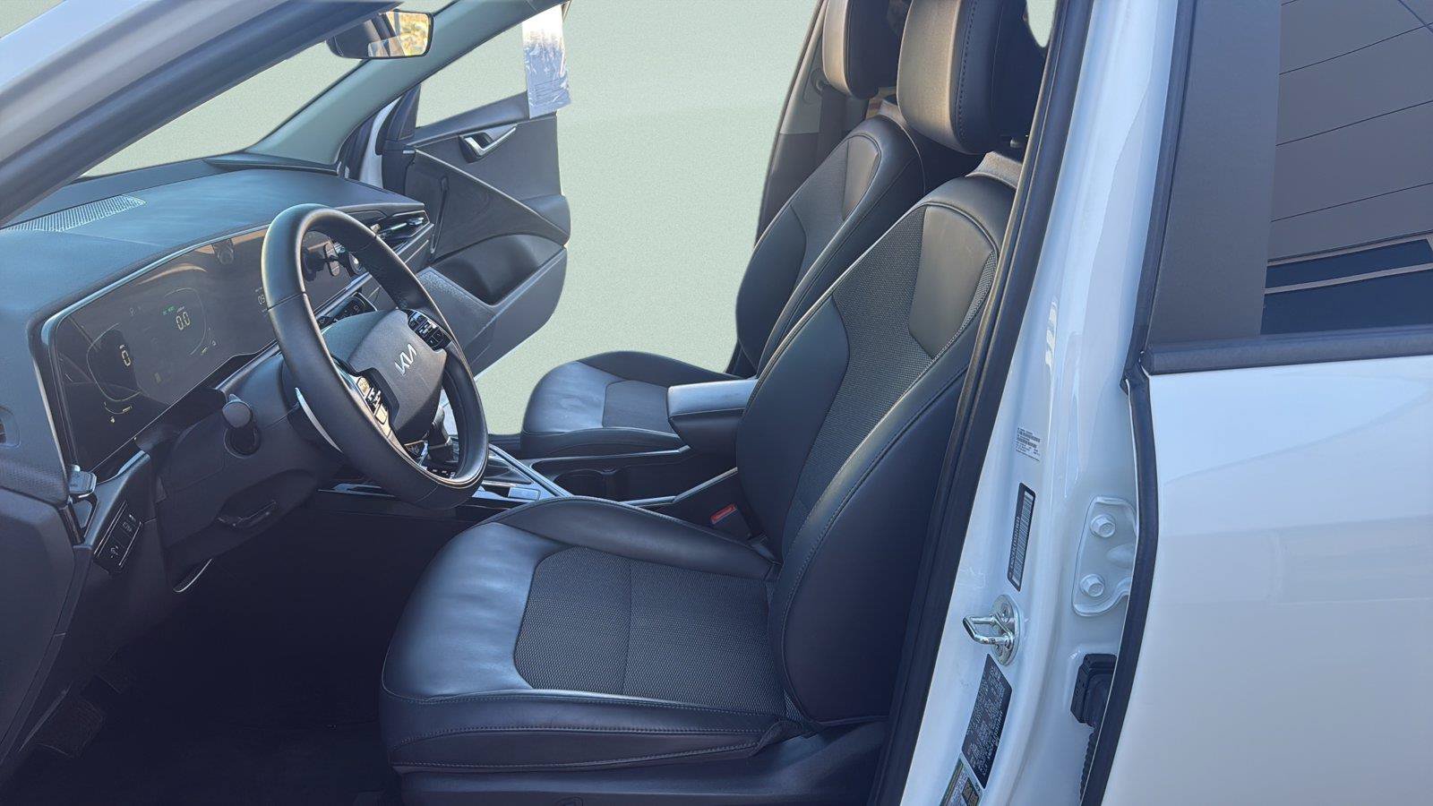 Used 2025 Kia Niro EX FWD image 22