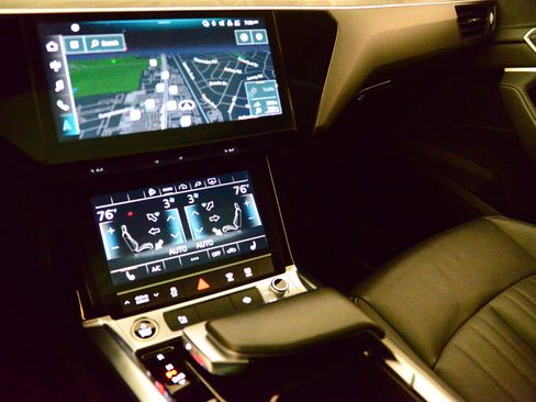 Certified 2022 Audi e-tron Premium image 27
