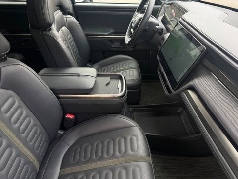 Used 2024 Rivian R1S Launch Edition image 25