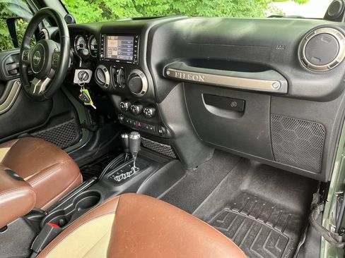 Used 2014 Jeep Wrangler Unlimited Rubicon w/ Connectivity Group AWD/4WD image 16